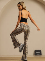 [Snakeskin] Rear studio view of a model wearing high-waisted flared trousers with a gray-brown snakeskin print. 003