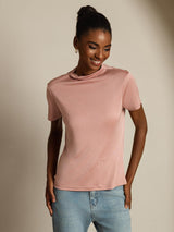 [Pink] Three-quarter frame: blush-pink short-sleeve crew-neck top with light blue jeans, with the side profile visible. 003