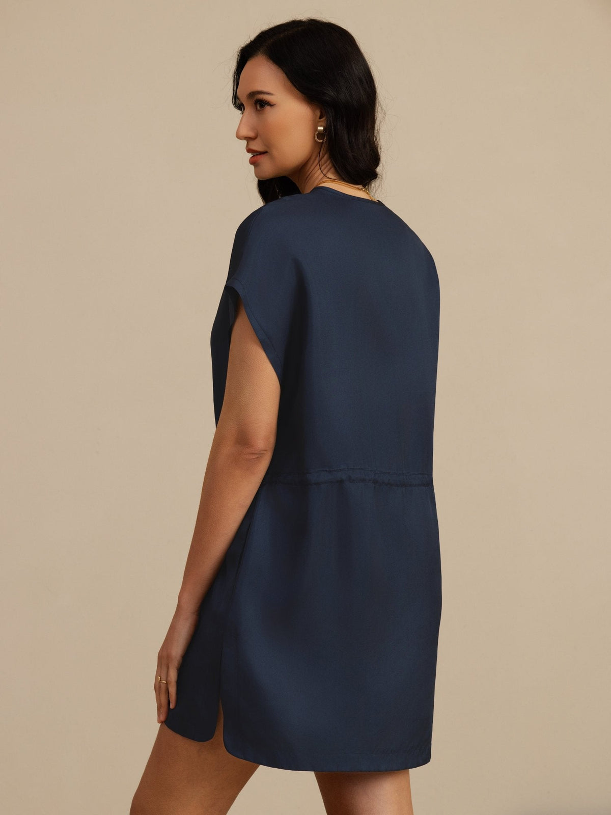 [Dark Blue] Waist-up back view of a mulberry silk cap-sleeve short dress with a drawstring waist and side pockets in navy blue 002