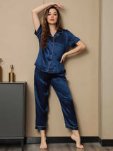 [Dark Blue] navy blue short-sleeve notch-collar pajamas with ankle pants and piping, full front view, model with hand on the hip. 001
