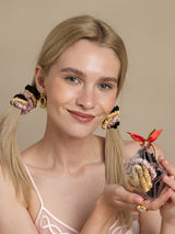 [Group] Blonde woman with silk scrunchies on pigtails holding a 6-piece Mulberry silk scrunchie gift set 004