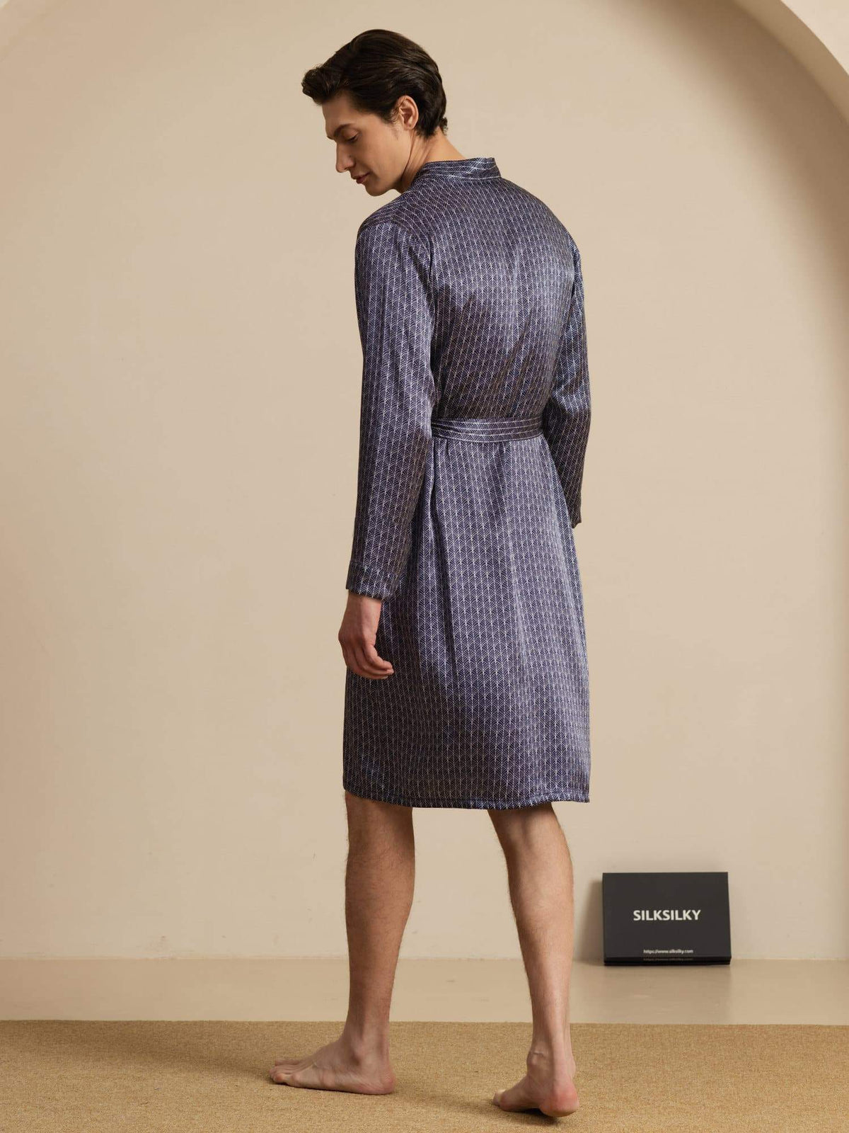 [Navy Ginkgo] Men's knee-length Mulberry silk robe with ginkgo print and belted waist, back view 002